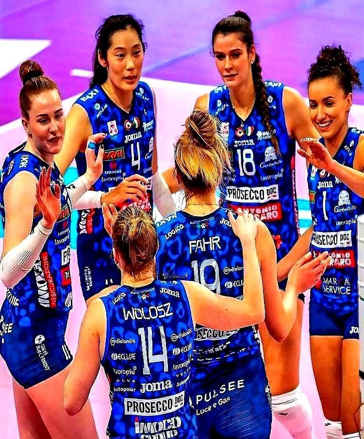 决赛打到19:20，教练突然把核心朱婷换下场，所有人都觉得他疯了。朱婷的手腕