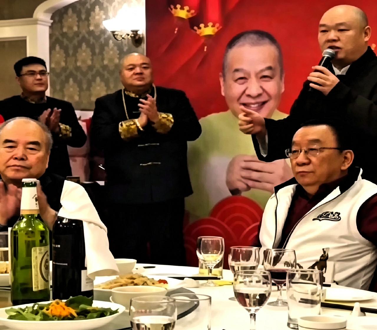 刘惠收徒这排场真不小，侯耀华、李国盛这些老前辈都来捧场了。王玥波拿着话筒讲得挺激