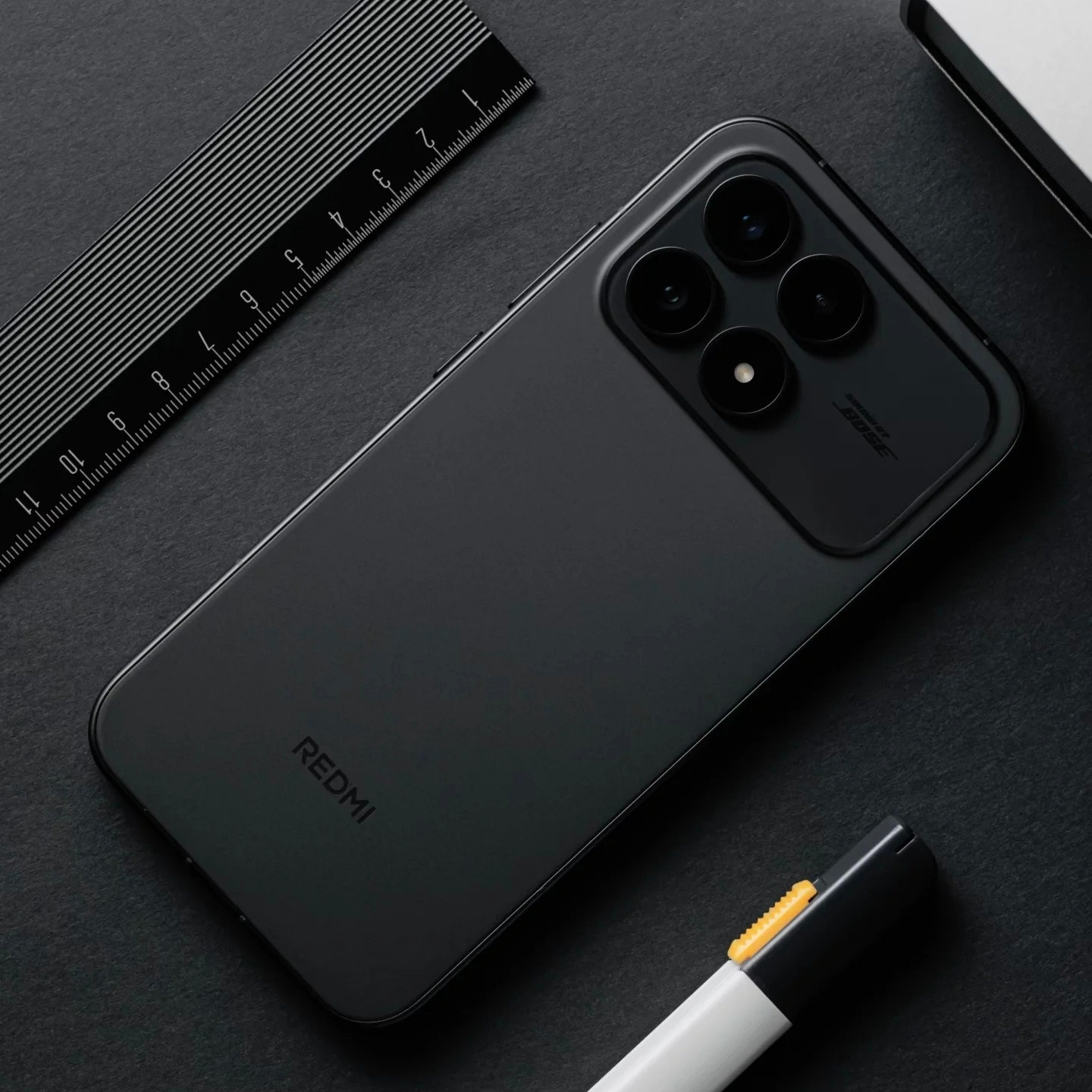 K90黑色，一块玻璃的艺术之旅，Deco的通透光影和机身的AG雾面质感，一动一