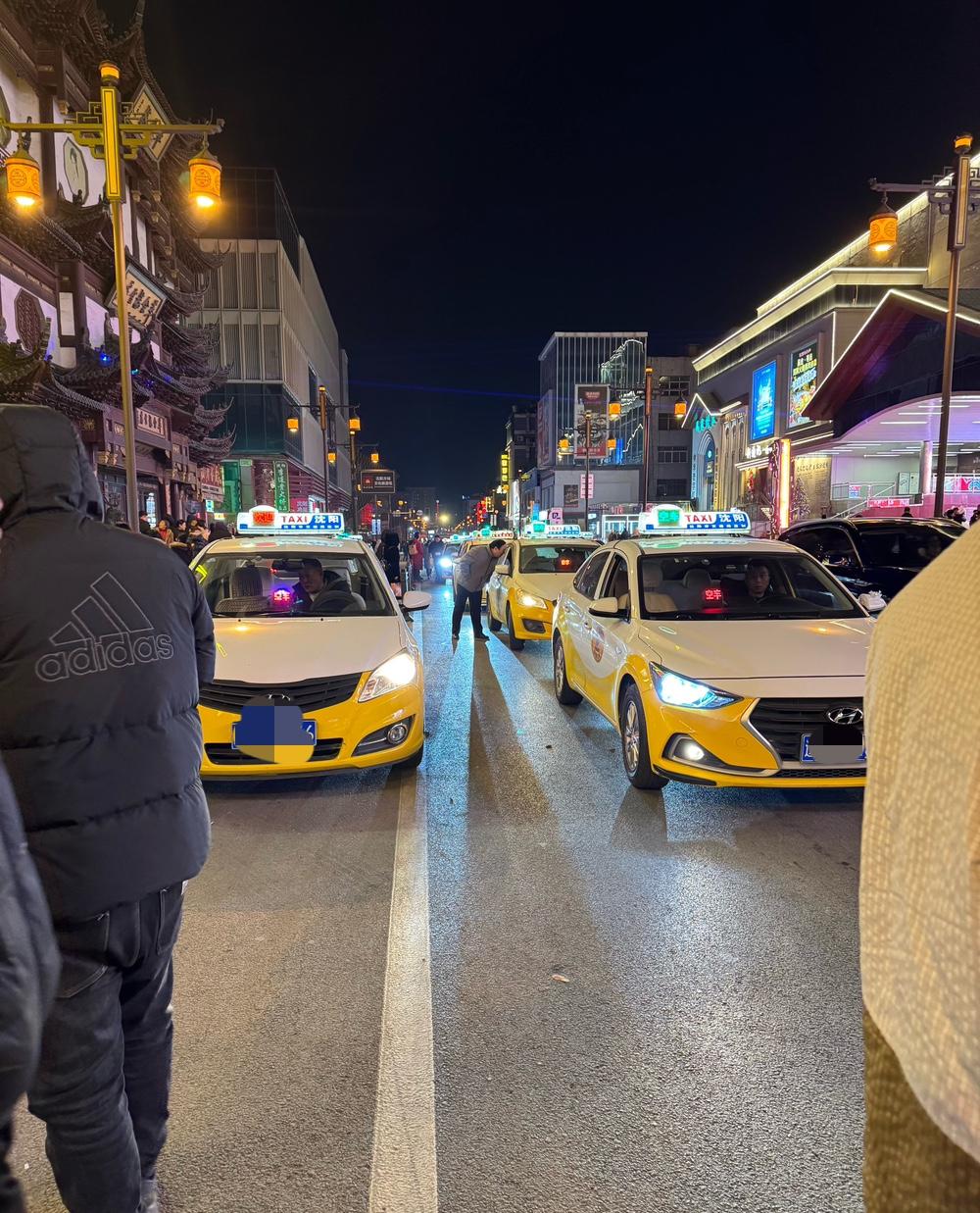 虽说现在网约车铺天盖地，但总有人不会用手机叫车——菜市场买菜的大妈，深夜独自回家