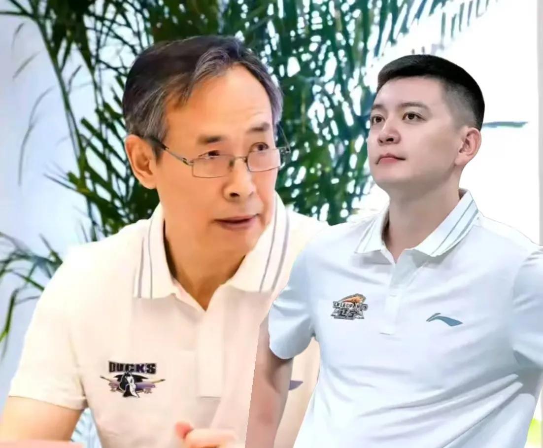 杨鸣和许利民全方位对比如下：1，杨鸣——40岁，年轻有激情，但不缺乏谦虚谨慎，