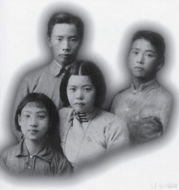 我们隆重纪念中国共产党的优秀党员，久经考验的忠诚的共产主义战士，杰出无产阶级革命