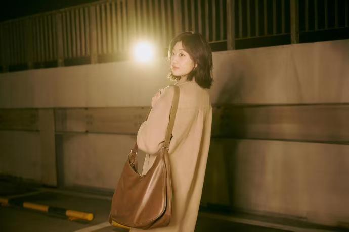 孙千不愧是内娱独一份的清冷系女生，氛围感的神！零碎短发+毛呢大衣在夜色中更有一种