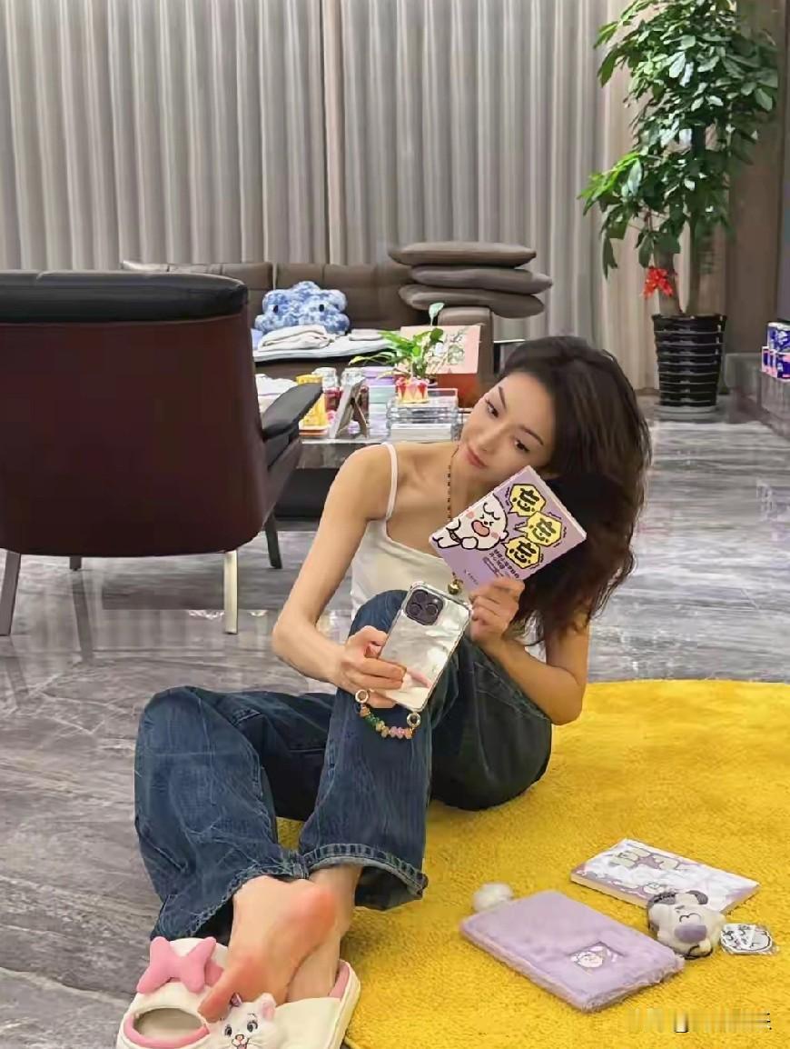 近日刷到38岁宋茜分享的居家或酒店生活照，瞬间被她的松弛感拿捏了！照片里，她