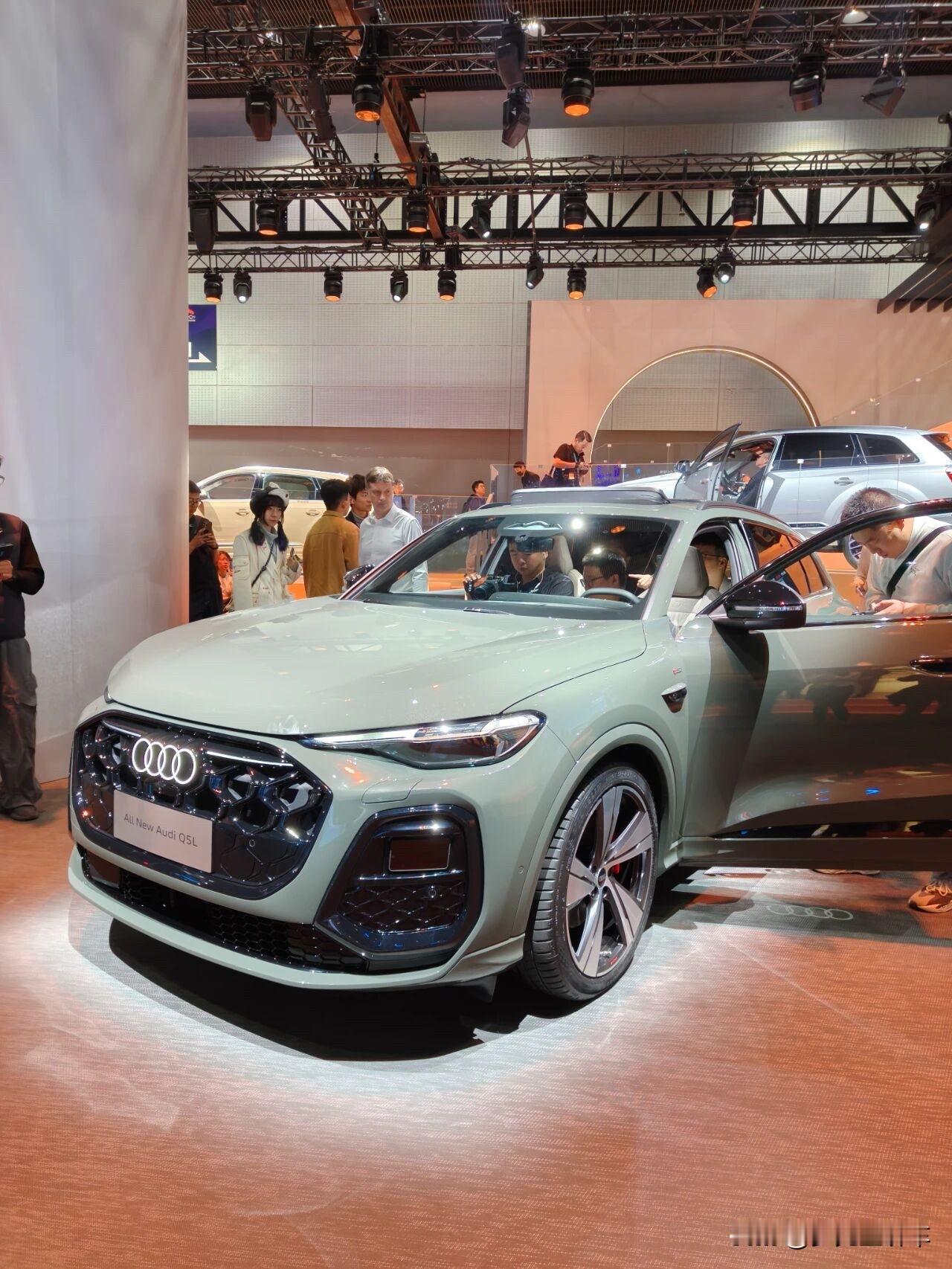 全新奥迪Q5L内饰首秀：A5L同款设计、乾崑智驾加持，后排空间及格