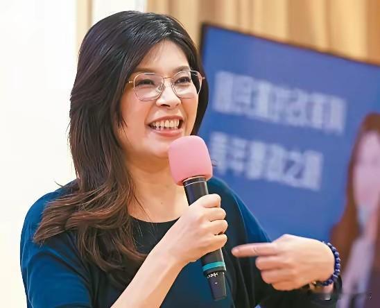 郑丽文亲点大将，蓝营台东选情稳了；江启臣没出息，或将带职参选。在12月24日的国