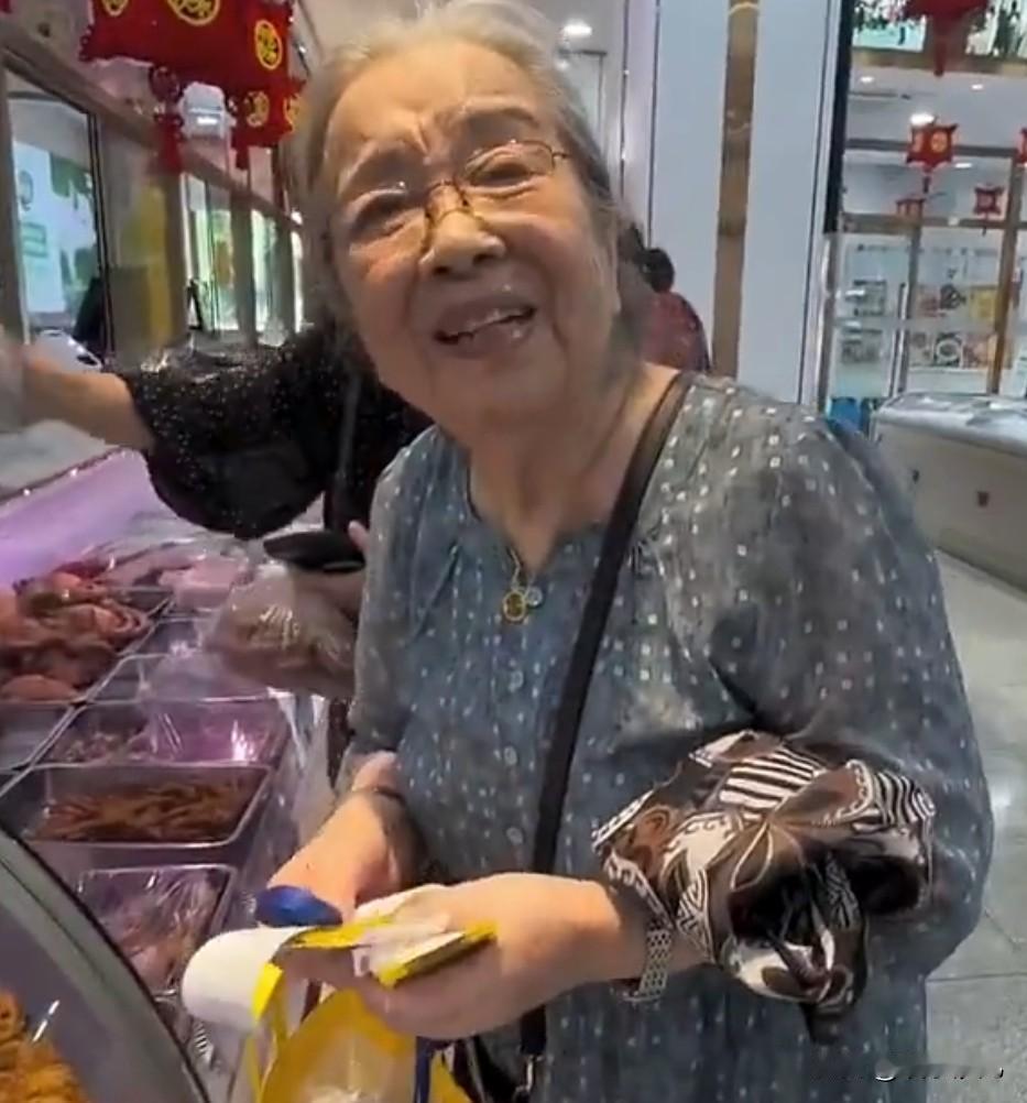 老戏骨李明启现身菜市场90岁老戏骨李明启现身菜市场，被网友偶遇时正精心挑选