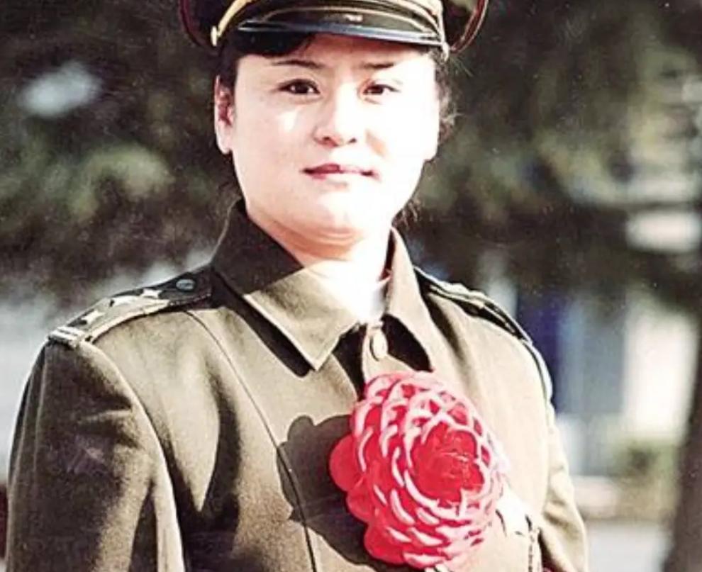 1996年，一个全身绑满炸药的歹徒闯进郑州国棉五厂幼儿园，劫持了28名孩子，女警