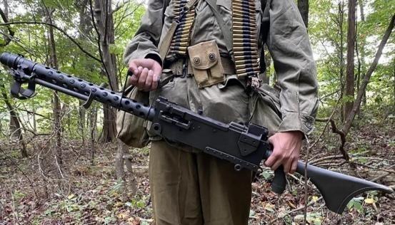 1951年，一位志愿军战士拿着刚缴获的美式重机枪，向敌人射击却发现怎么都打不中，