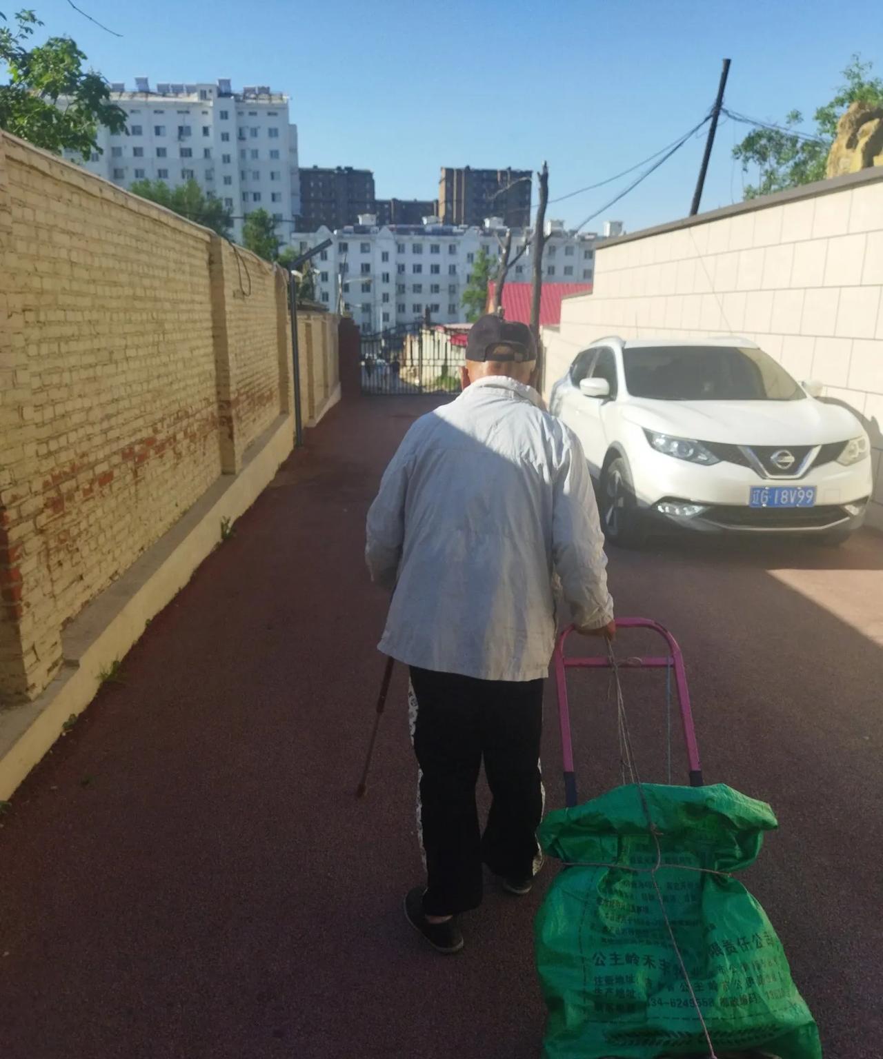 让人想不到的是，我一个老同事，他退休后就加入了捡废品的行列。关键问题是他每个月