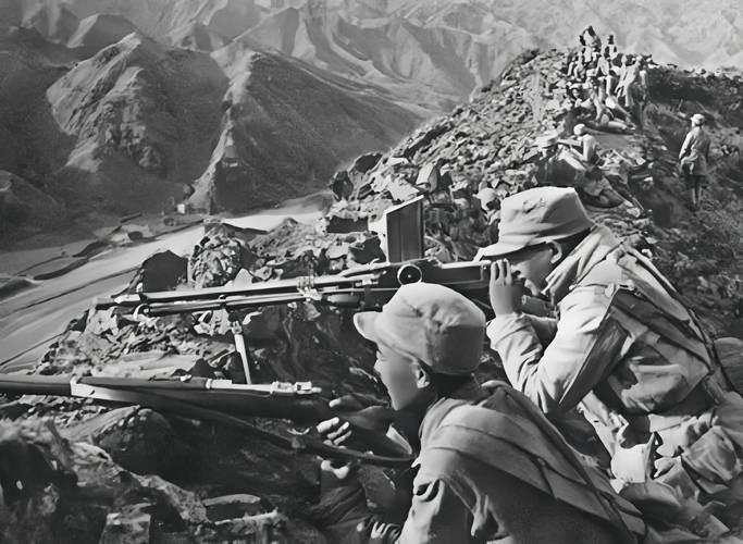 1945年在山上休息的迫击炮手陈宝柳，忽然发觉30多个日军和几个女人，正在不远处