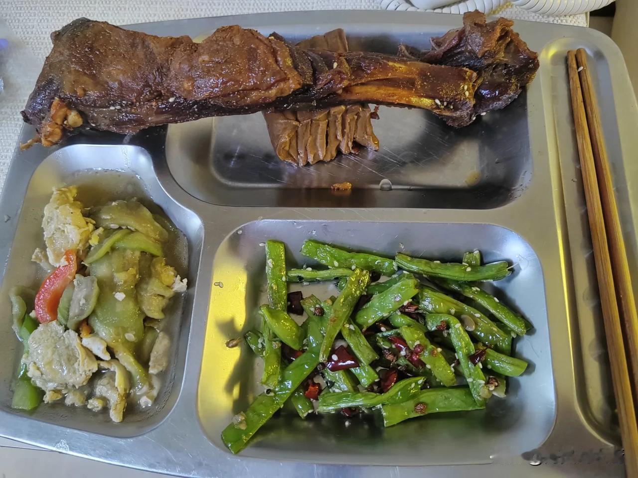 上午刚要剁羊排，被领导看到了，说上次炖的羊排不好吃，这次烤着吃吧！每个人两条，我