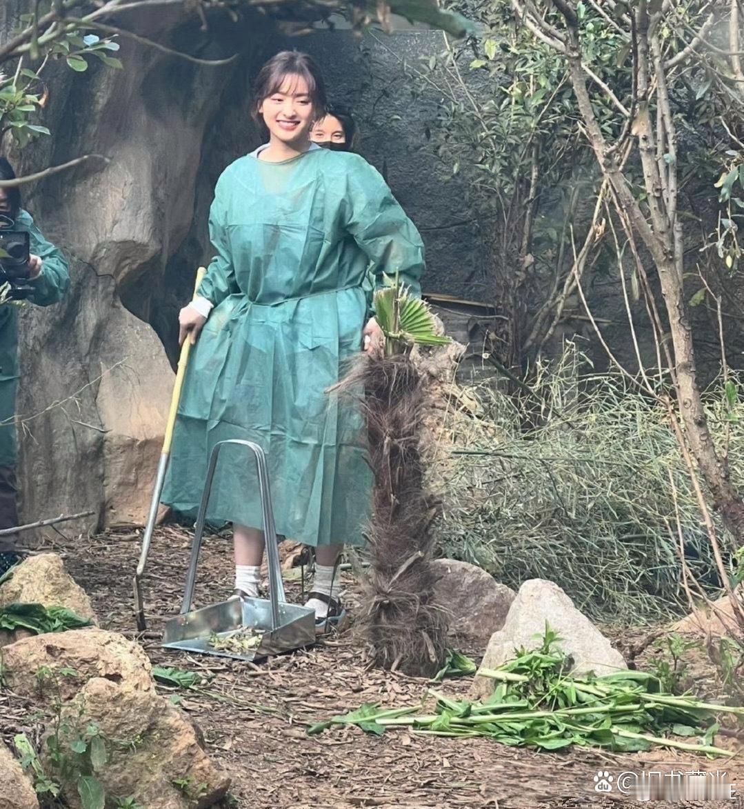 之前没觉着沈月多好看，瞧见路人拍的她后惊了