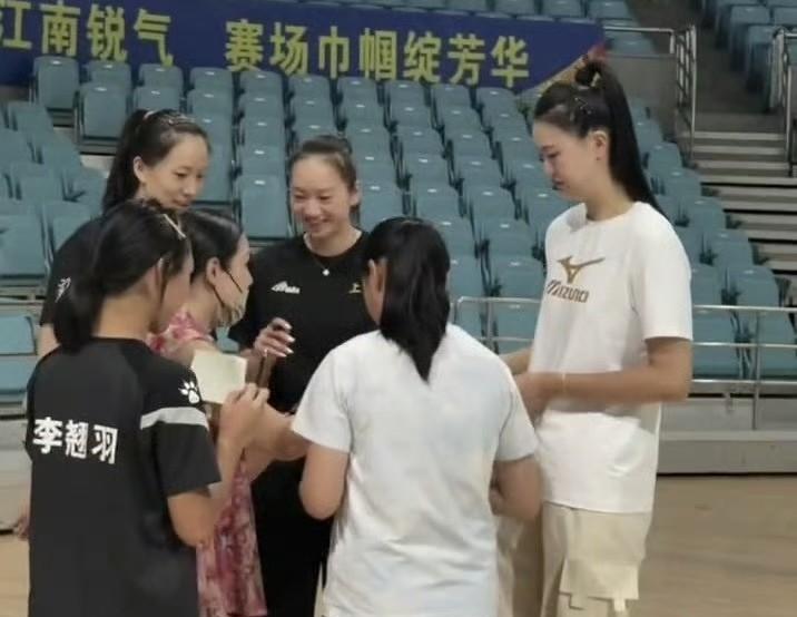 张常宁第一次以领队兼运动员身份参赛！宝宝张常宁这是发福了啊，不仅胖了，也黑了很多