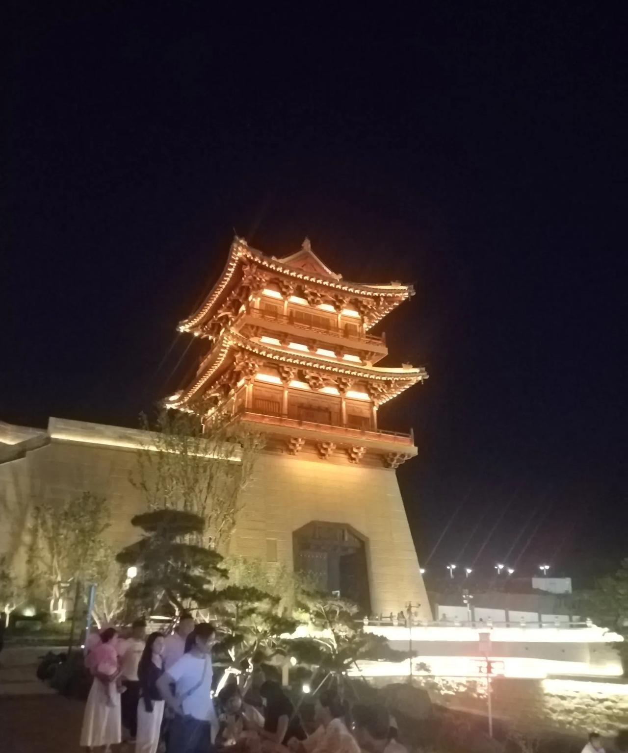 夜游唐城暮色浸染，华灯初上，我踏入唐城的夜。那巍峨的楼阁，在灯光勾勒下，尽显大