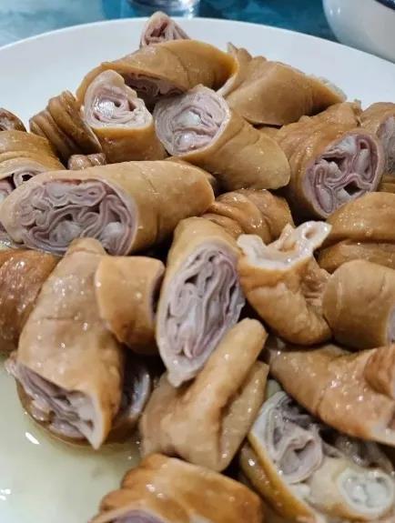 前些天去东北朋友家蹭饭，一道菜上桌，我尝了一口，哇哦，瞬间感觉味蕾在“蹦迪”！那