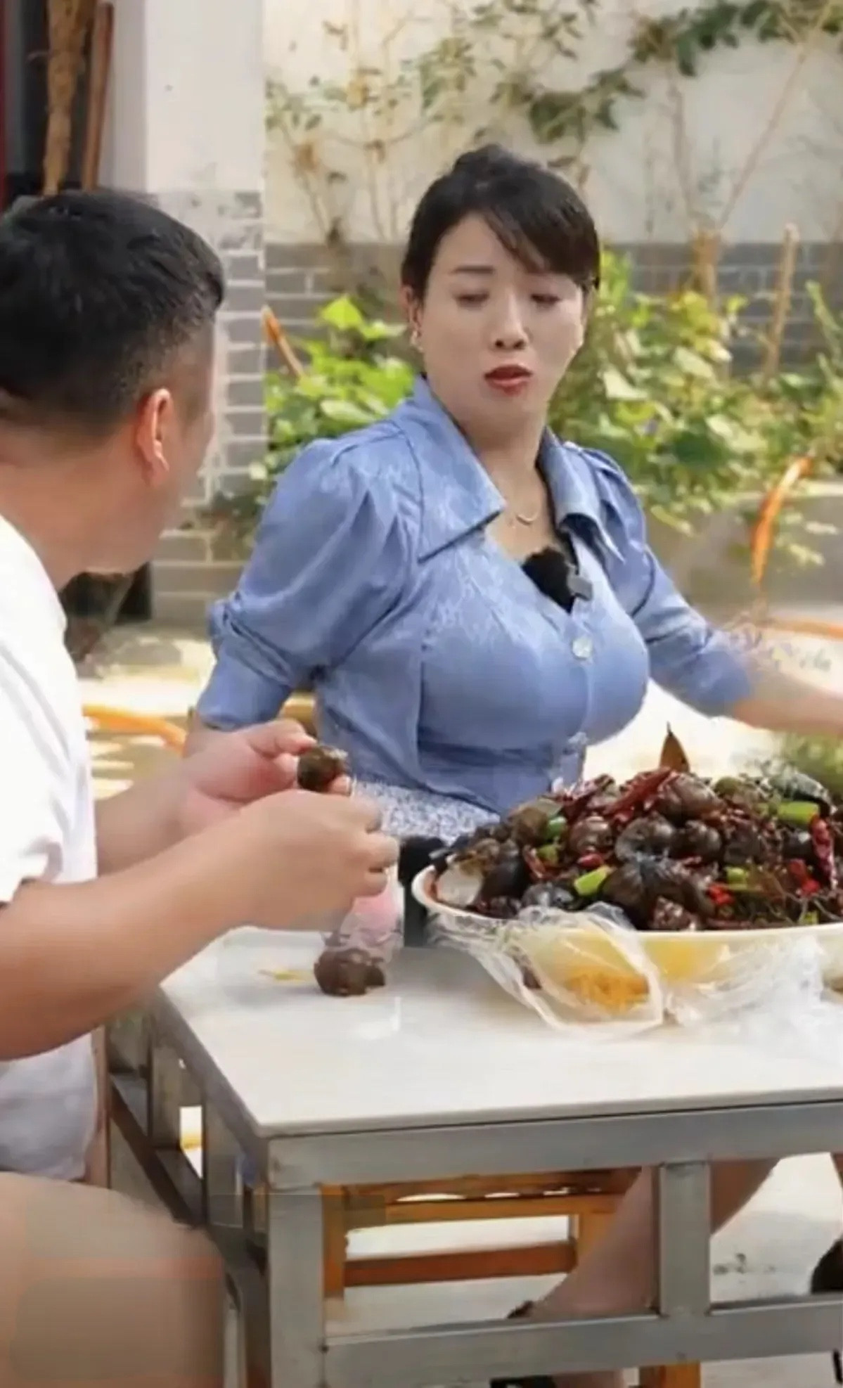 如今这年头网红还真够拼的，比娱乐圈好混。