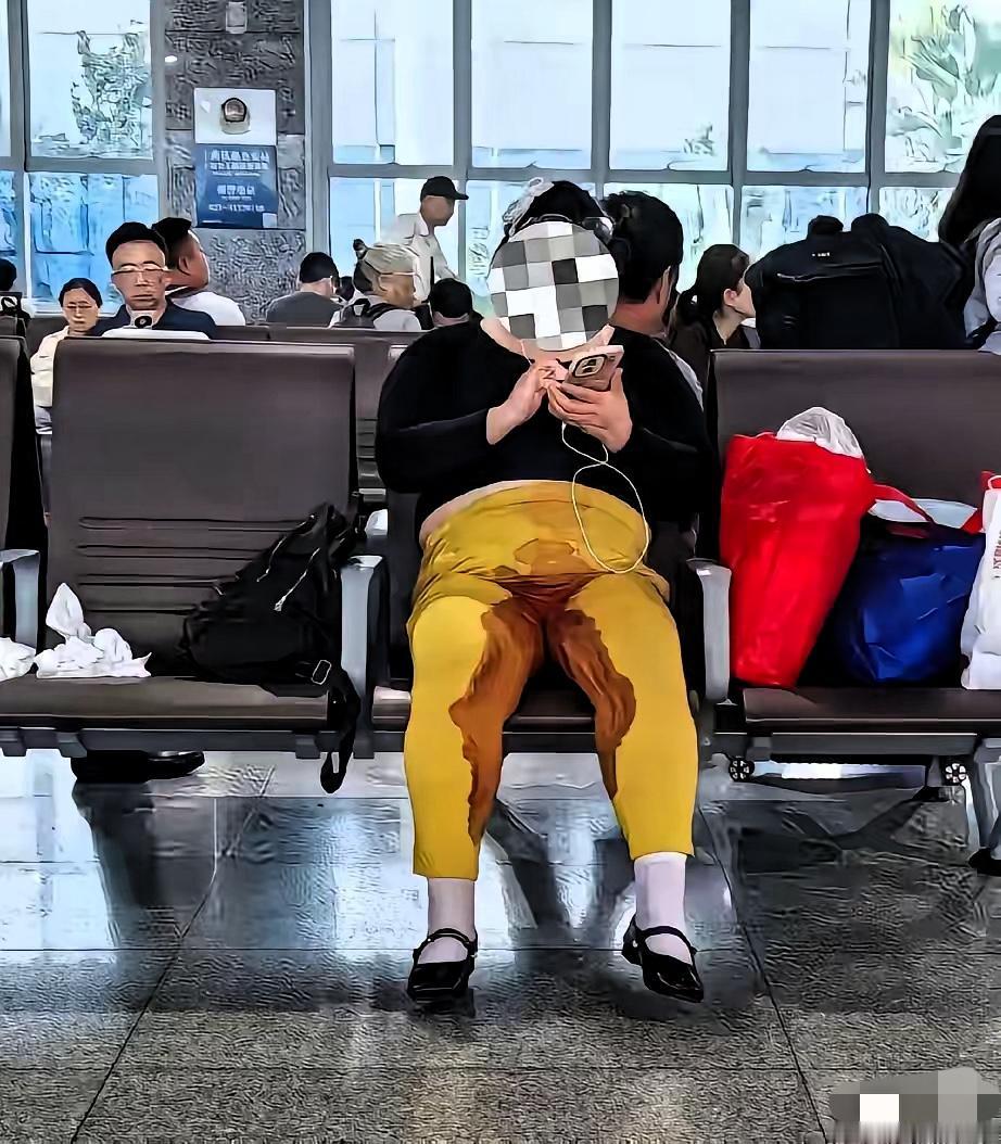 姑娘这身行头穿得，辣眼睛。在一般人看来，姑娘穿的裤子血里忽拉的，是来月经了。