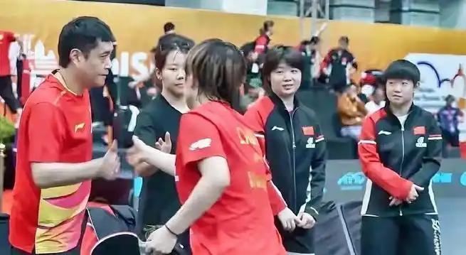 2025年乒超总决赛女团半决赛后，王艺迪一改运动员被动受访的常规，以“反客为主”