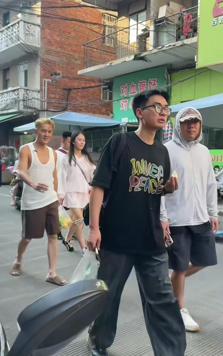 有网友在广西百色遇到了吴克群，不得不说，吴克群是真帅啊！而且看起来很年轻，像个2