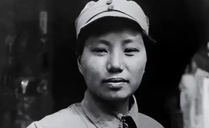 1937年，15岁女红军被敌人抓住，正要被砍头时，一名敌军官走过来，摸摸她的脸：