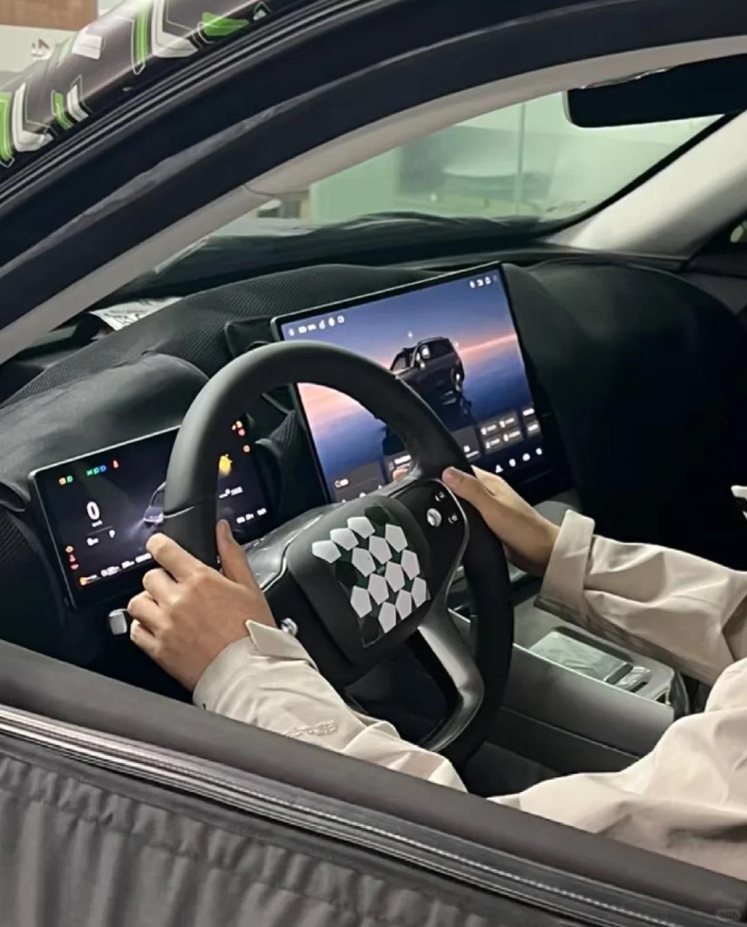 零跑D19内饰设计「宣发图」，和目前在售的车型比，还是有一些细节变化的，比如开门