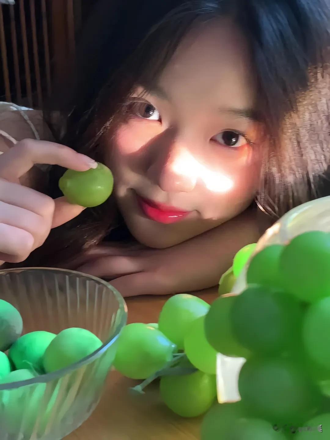 阳光明媚，葡萄甜美多汁。