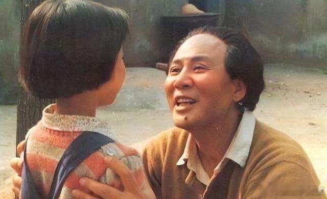 80年代，饰演毛主席的演员古月，他拍戏的时候，经常有附近的老百姓向他反映问题，告