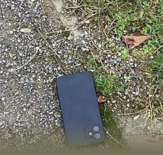 真的太好笑了！朋友捡到一部价值六千多的苹果手机，直接关机藏了一个月，想着没人找就