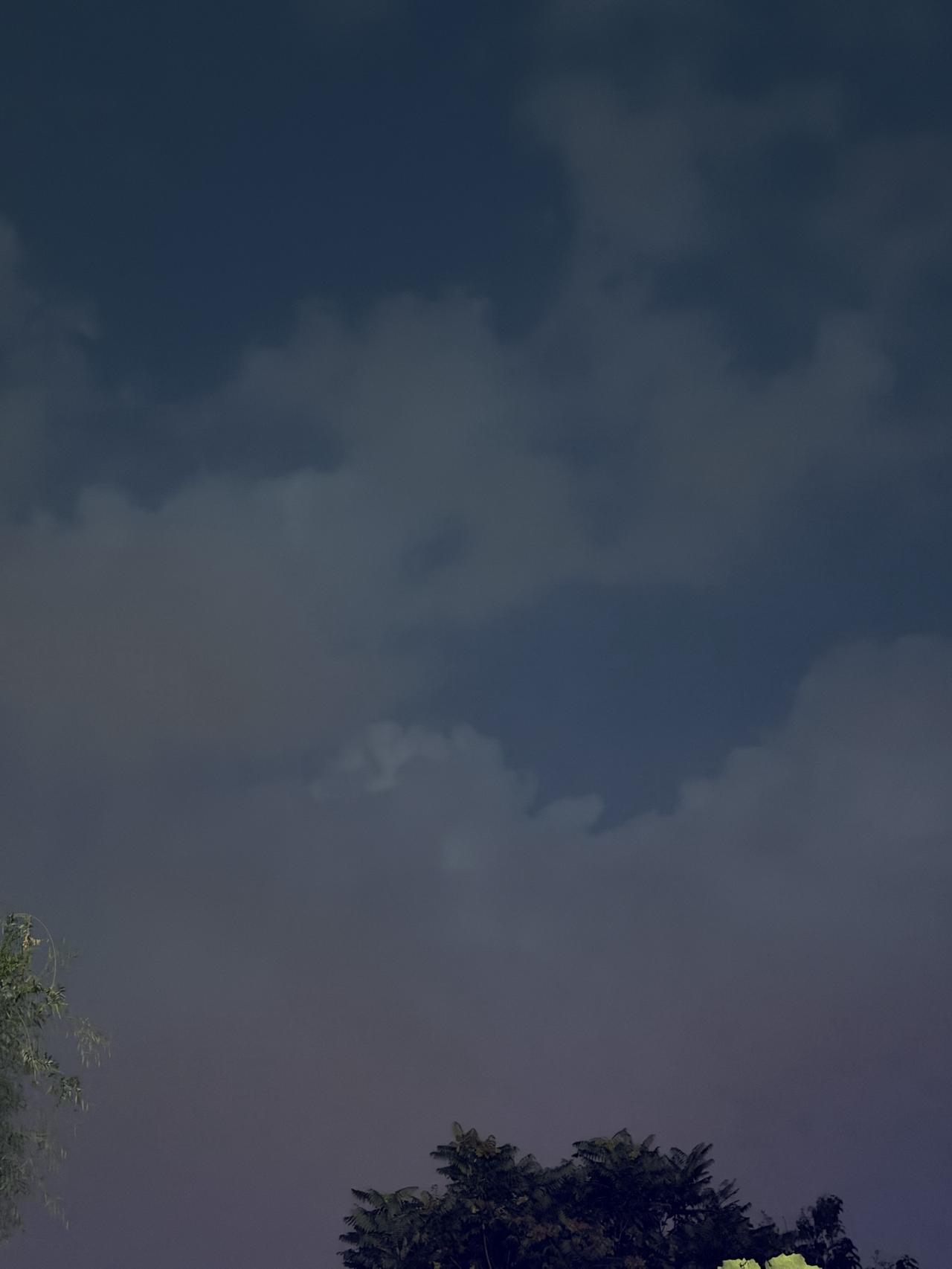阴云密布的天空，静谧而神秘，仿佛暴风雨前的宁静。天空治‬愈系晨起时的天空天空