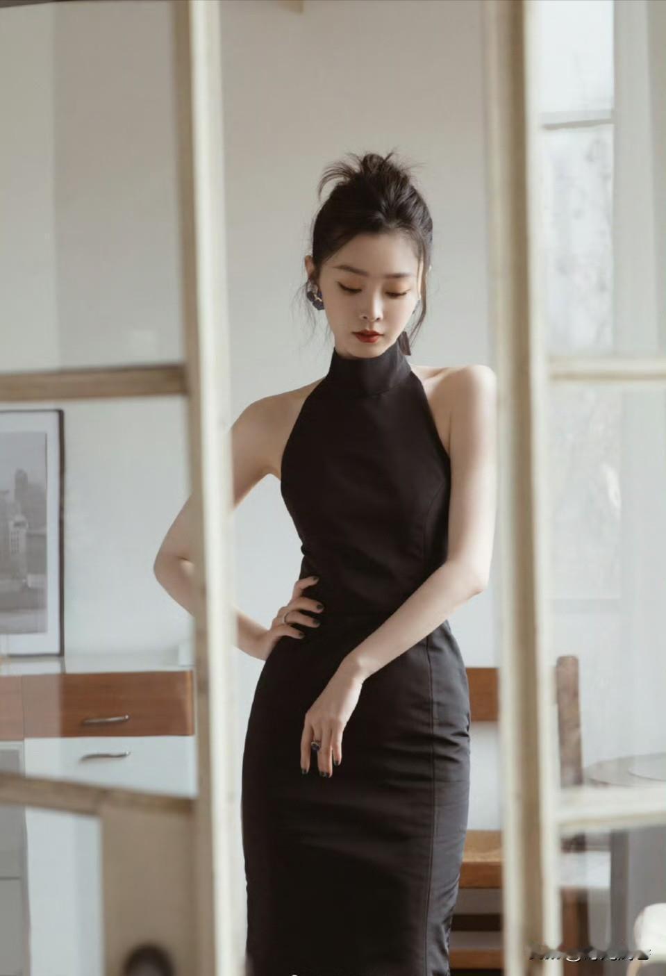 宋轶半身照，鹅蛋脸，天鹅颈。芊芊细腰。貌美如花，知性优雅！宋轶自拍