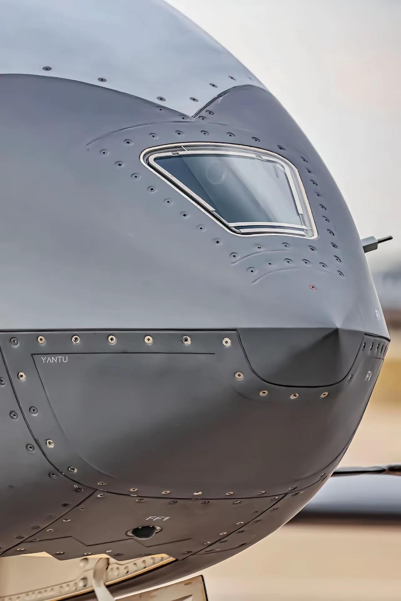 你们猜这个萌萌的大脑袋是谁的？卡姿兰的大眼睛。小巧玲珑的鼻子。樱桃小嘴，可