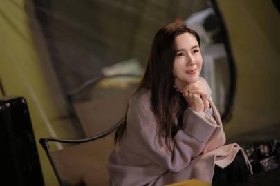 李施嬅也看不上邓莎处理问题的方式，直接就吐槽她说，我觉得你解决问题的两种方式都不