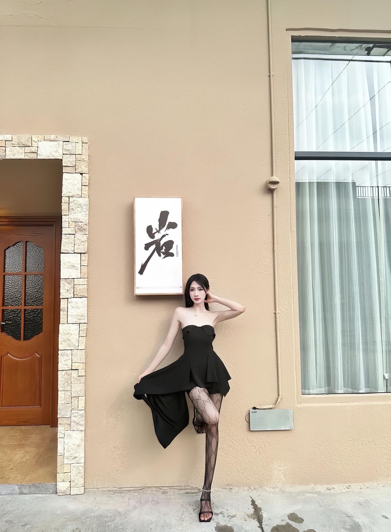 法式浪漫与暗黑性感的碰撞：抹胸小黑裙×链条高跟，在复古建筑中定格高级感轻奢时尚黑