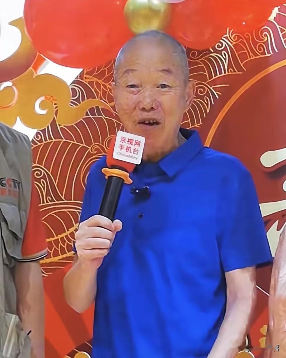 天津相声名家赵津生七十大寿，很多人参加了庆祝宴会。自从娶了娇妻生了幼女以后，