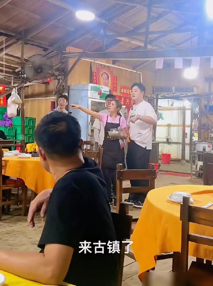 现在的美食探店水有多深？假吃催吐、报价八万都是常事，直到在古镇偶遇刘雨鑫，我才看