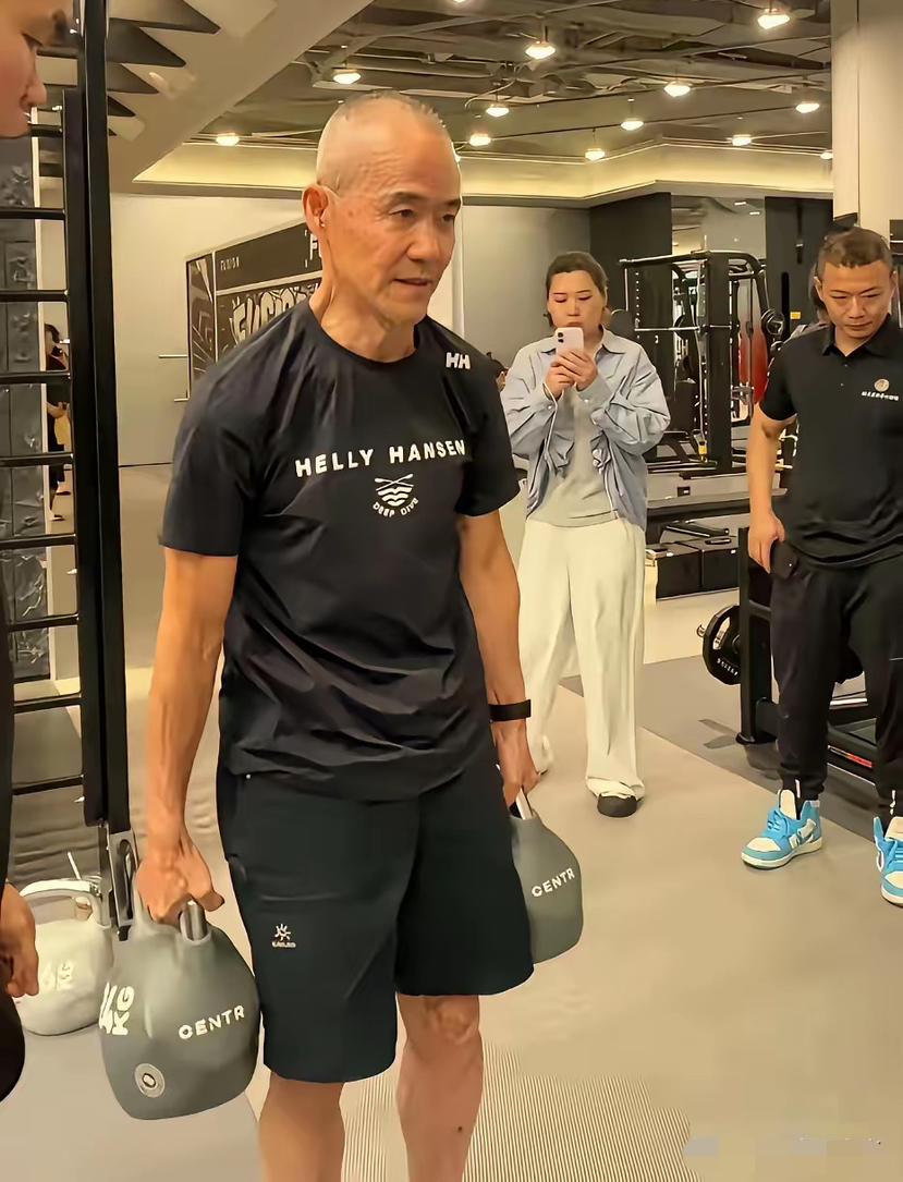 刷到王石在健身房撸铁的视频，属实被震撼到了。别看他75岁了，镜头里的他，肌肉