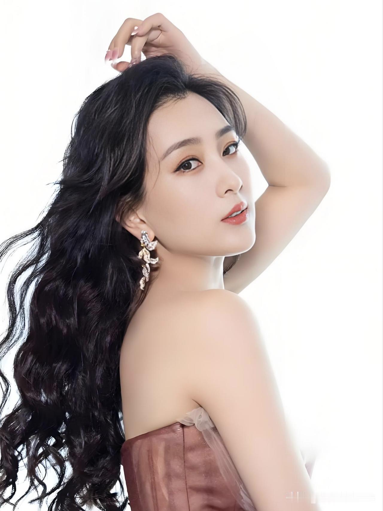 镜头前的百变女王，生活中的率真女孩。马苏用演技诠释角色灵魂，用笑容点亮每个瞬间。