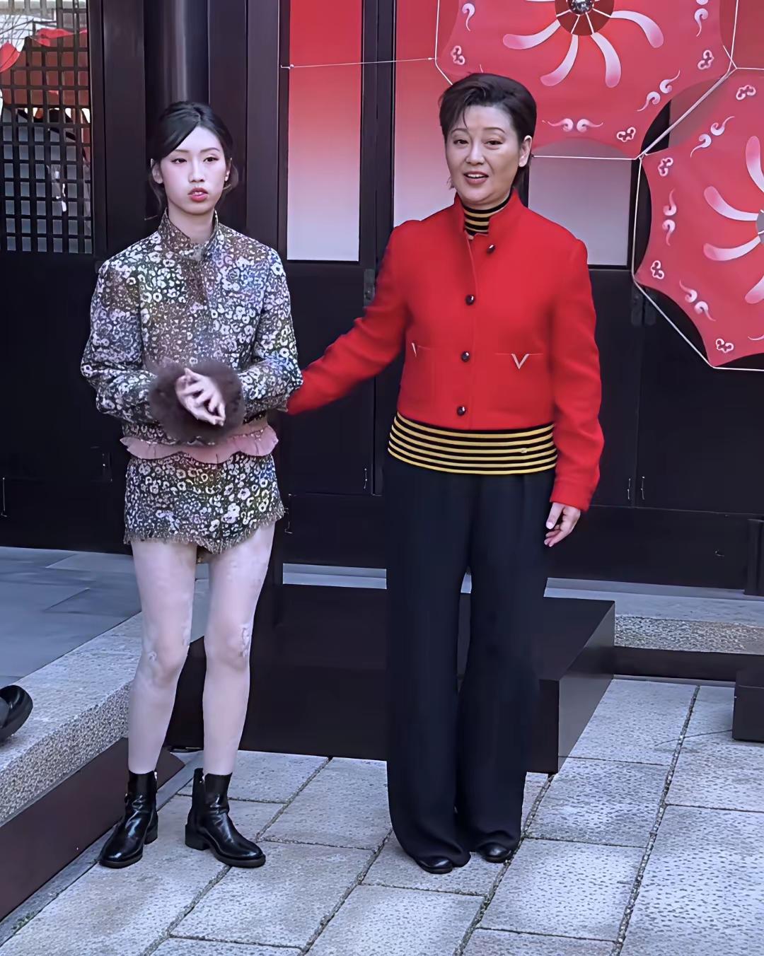 民间有句俗话，谁养的孩子就像谁，其实说的是性格和生活习惯，至于长相那是刻在基因里