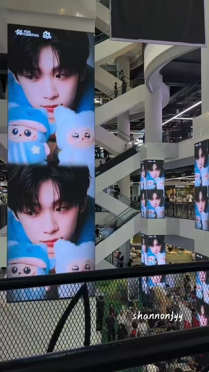 梓渝曼谷大屏地广​​​梓渝这张脸太适合大屏啦！！！好绝～​​​