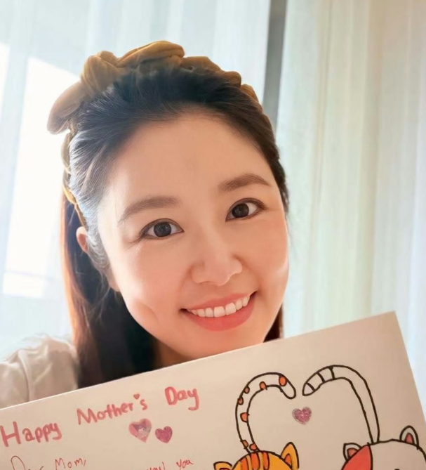 林心如分享女儿小海豚送给她的礼物，一张充满童趣与爱意的卡片！还有手工花束，50