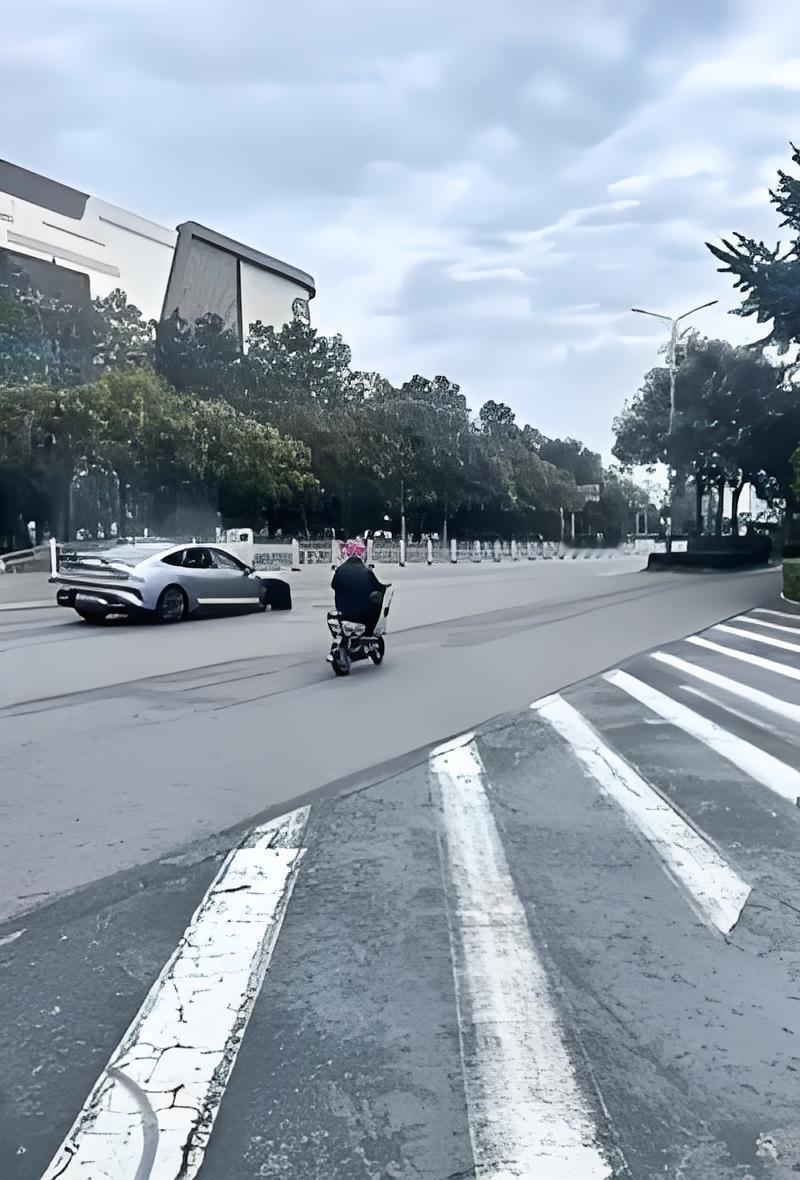 安徽小米SU7撞翻30米护栏！前轮飞掉、电机外露，网友吵翻：是车不行还是人开飘？