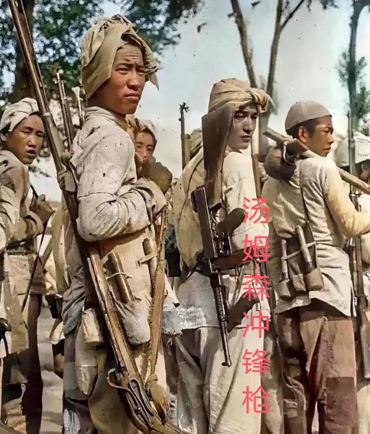 抗日战争时期的民兵队伍，就已经扛上汤姆森冲锋枪了，虽然看着很假，实际是真的！这是