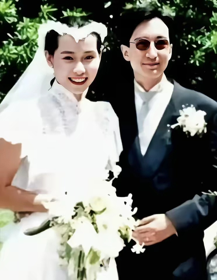 这是1988年叶童和老公陈国熹在法国结婚时拍摄的婚纱照。当时25岁的叶童青春靓丽