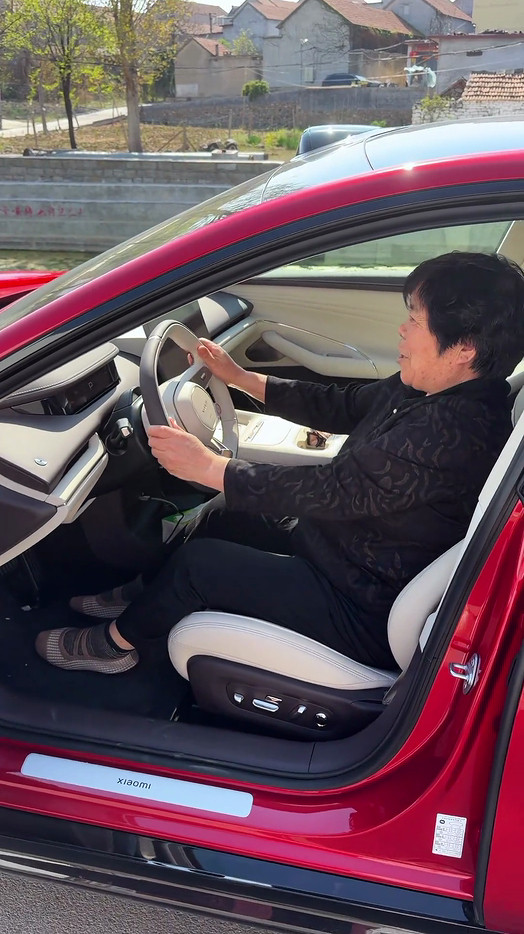 喜欢小米SU7的群体远不止小孩哥和年轻人