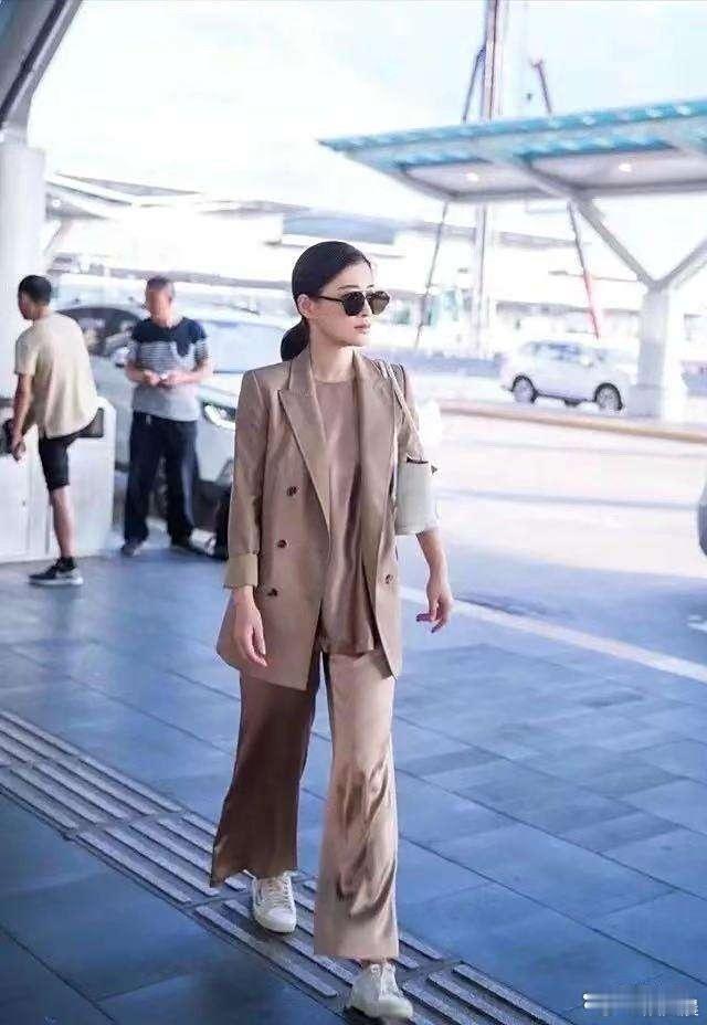 梅婷减肥成功好时髦！棕西装搭阔腿裤，简约高级！​​​