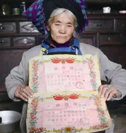 1979年，云南前线的一名战士壮烈牺牲。28年后，他的妻子借了两千元路费，带着儿