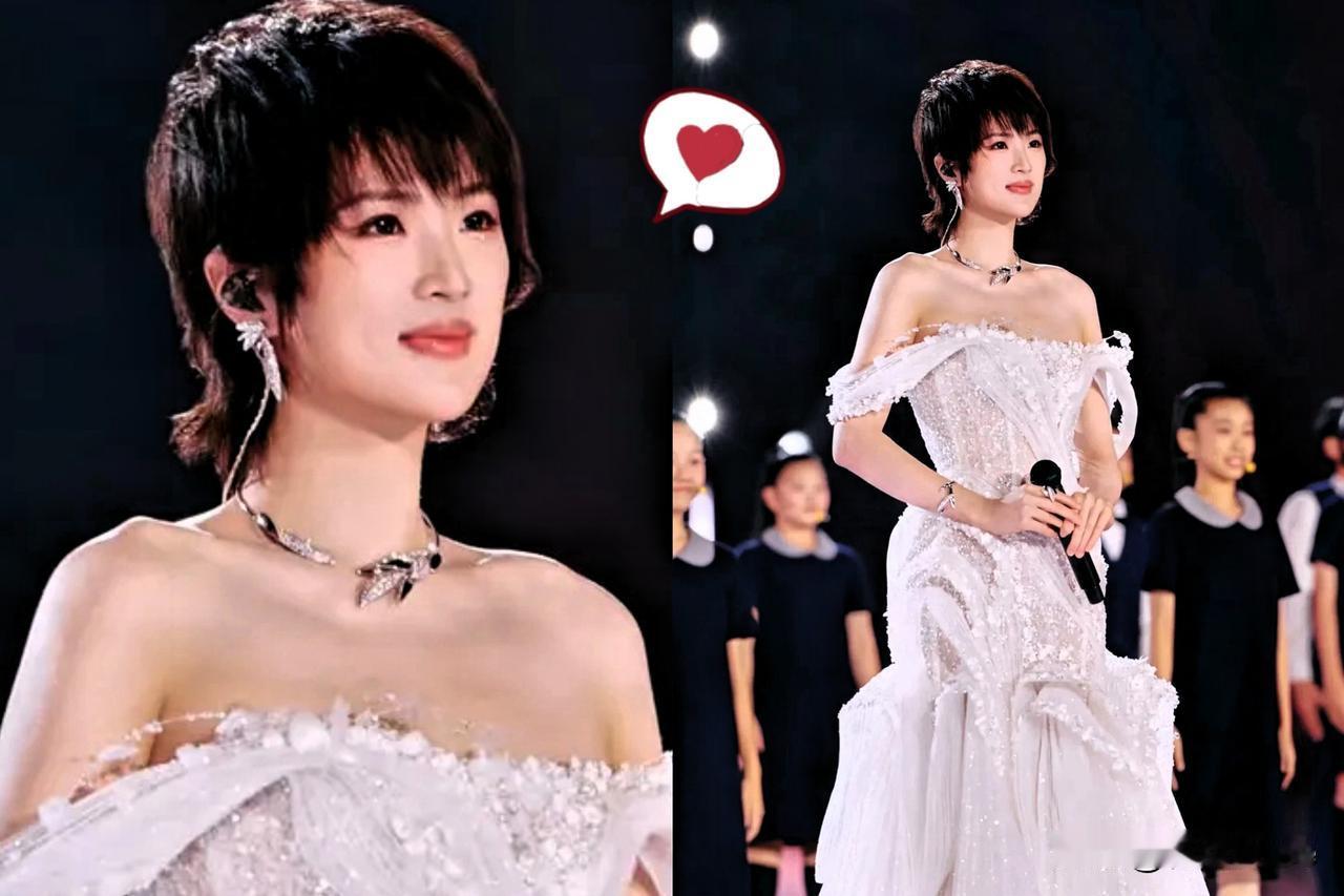 鸿蒙星光盛典现场我料到姚安娜会出席，也料到她会献唱，没想到她竟选择演唱《不要慌