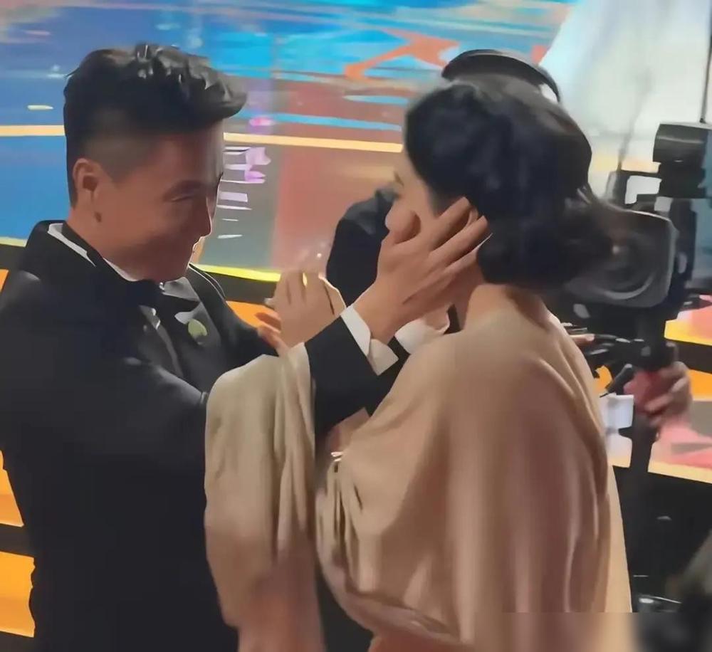 拍《伪装者》的时候，导演李雪对着胡歌、靳东吼：能拍就拍，不能拍就都给我滚！