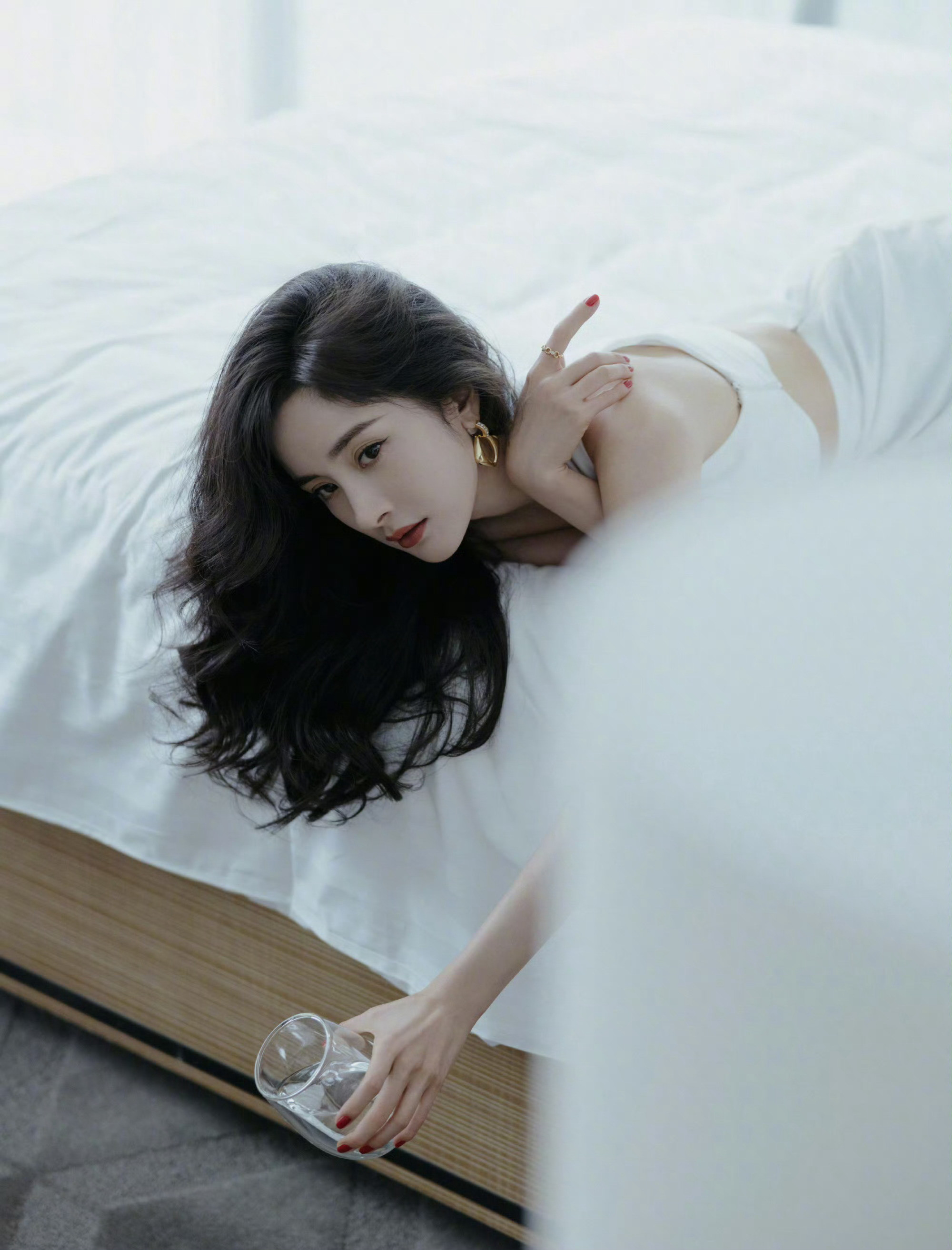 杨幂幂幂喝白色服装适配度满分💋